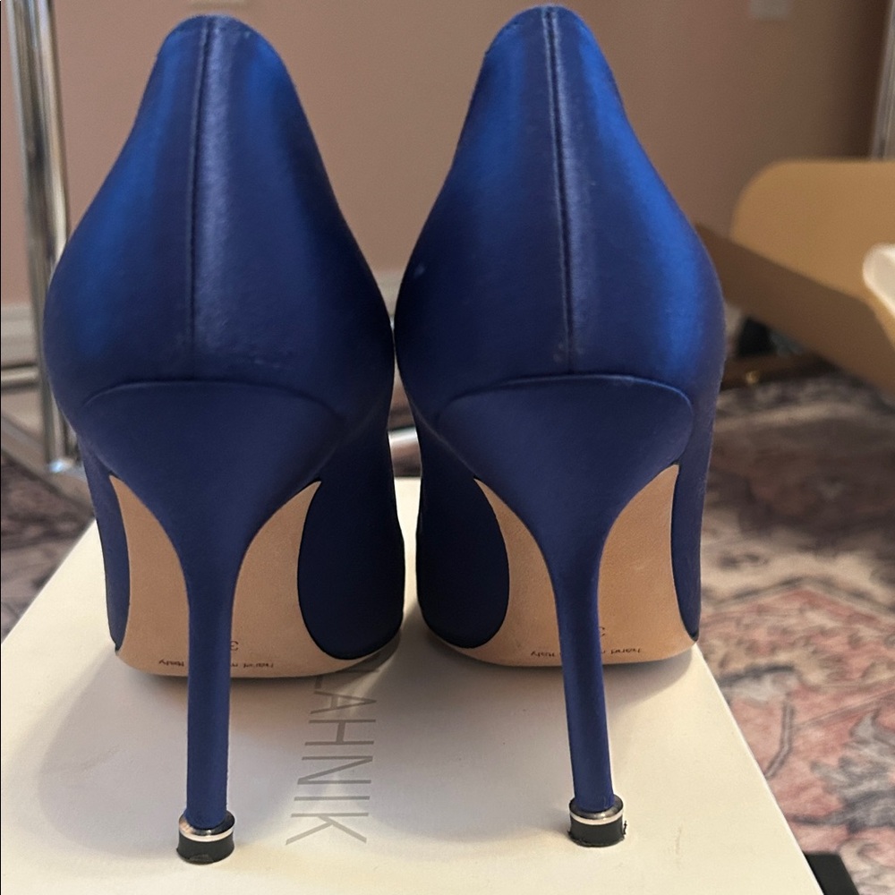 Manolo Blahnik Royal Blue Hangisi heels. - Picture 4 of 8